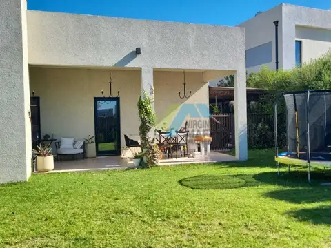 Casa en Alquiler con 1 cochera