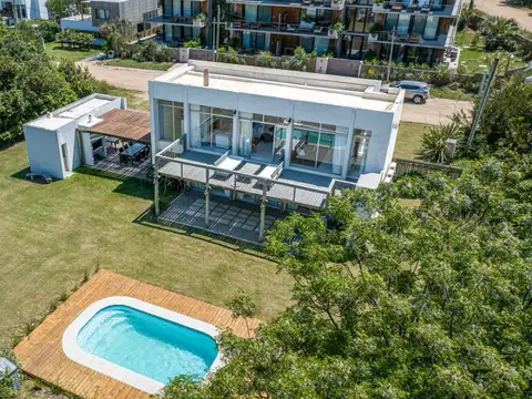 Calle Jose Ignacio y Los Delfines 100