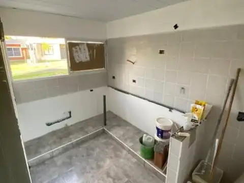 CASA A TERMINAR  EN VENTA EN GANDHI Y AV. DE LA PAZ-TDS2 ROLDAN-