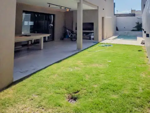 Casa 4 ambientes con 3 baños