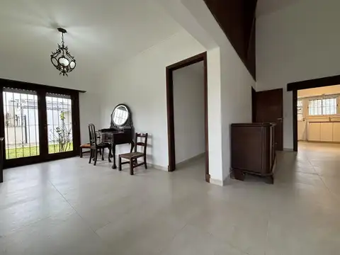 Casa en Alquiler con 2 cocheras