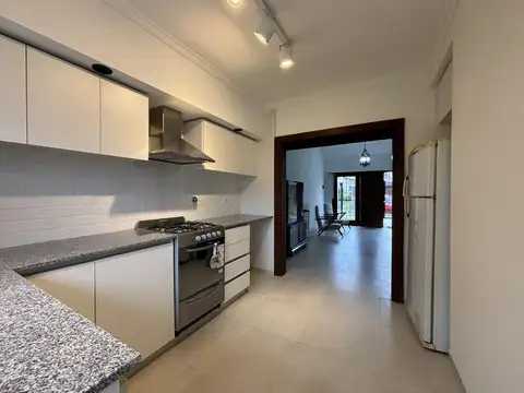 Casa de 3 ambientes con parque