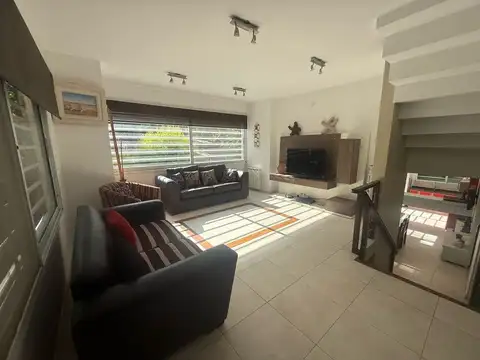 Casa 6 ambientes con 4 baños