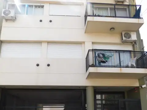 Excelente Semipiso  Alquiler 2 Amb con Balcon Corrido Flores