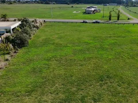 Terreno con fondo a las canchas de polo en Chacras de la Trinidad