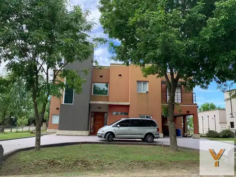 Casa en alquiler - 5 Dormitorios 3 Baños - Cocheras - 1.250Mts2 - La Plata