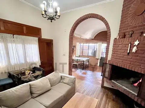 Propiedad MULTIDESTINO. 527 entre 116 y 117  Tolosa. Casa y GALPÓN / LOFT/DEPOSITO.