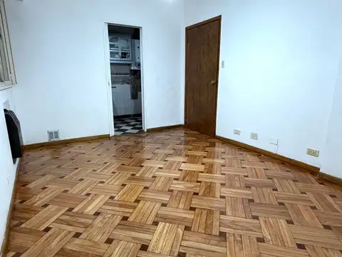 Venta de Departamento de 2 ambientes con baulera en Caballito