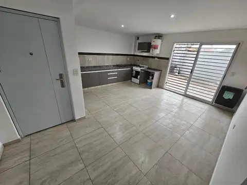 DEPARTAMENTO DE 2 AMB. CMPLIOS CON AMPLIO PATIO