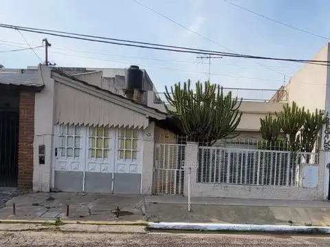 casa en venta lote propio de 8 x 40 Lanús oeste