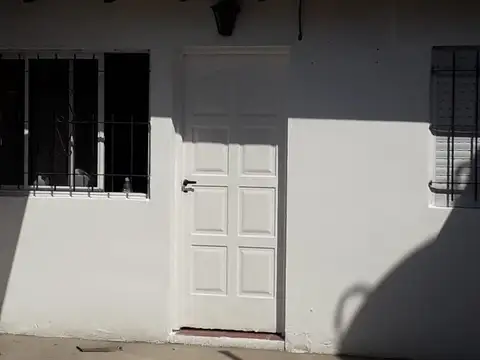 MORON SUR- DEPTO EN PH ( Casita) 2 AMBIENTES- MUY LUMINOSO- CON PATIECITO PROPIO