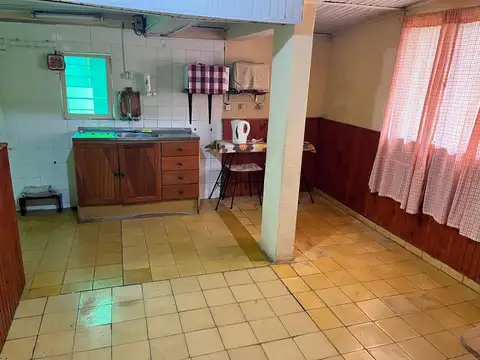 Casa 8 ambientes con 2 baños