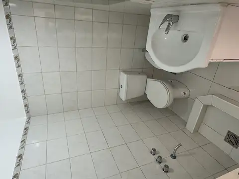 Primer Piso Al Frente , 2 Ambientes Con Balcón, Muy Luminoso  