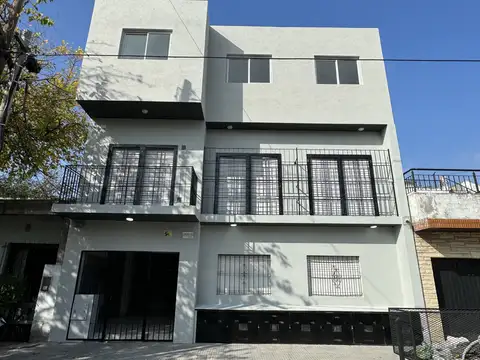 Primer Piso Al Frente , 2 Ambientes Con Balcón, Muy Luminoso  