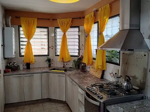 Casa 7 ambientes con 3 baños