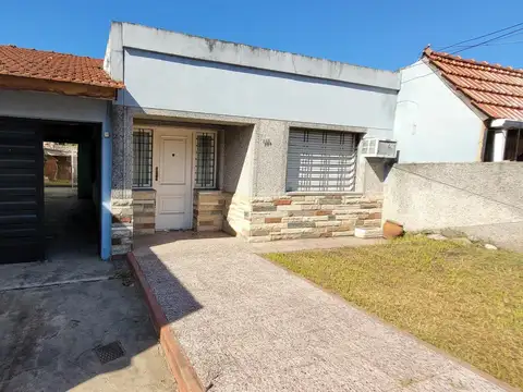 Casa 3 ambientes con cochera en Venta - Morón