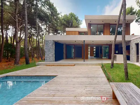 Casa en Venta con 2 cocheras