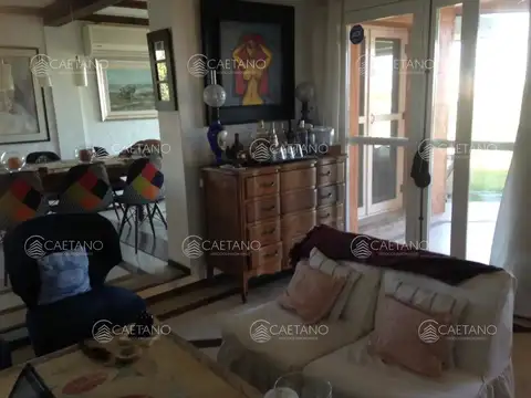 Casa 6 ambientes con 4 baños