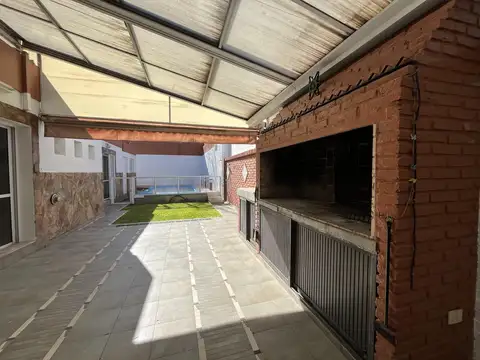 VENTA/PERMUTA-Casa al frente 3 dormitorios,cochera, quincho y piscina en barrio Las Delicias Rosario