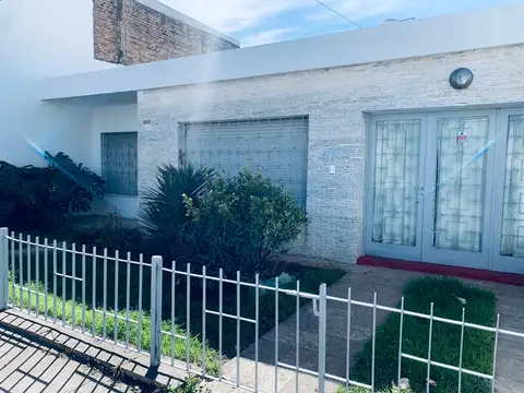 CASA AMPLIA DE 3 DOR C GARAGE Y PATIO C ASADOR EN VENTA - B GUEMES - APTA CREDITO
