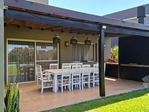 Casa en Venta con 3 cocheras