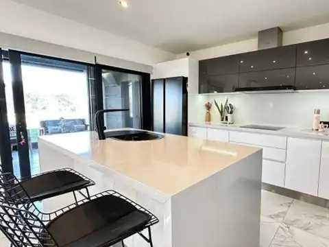 Casa en Venta con 3 cocheras