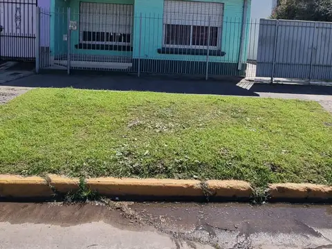 Casa en venta con 2 dormitorios, entrepiso y patio – Merlo