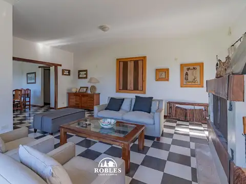 Casa 8 ambientes con 5 baños