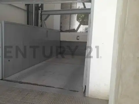38 entre 11 y 12 . Cochera en venta, La Plata.-