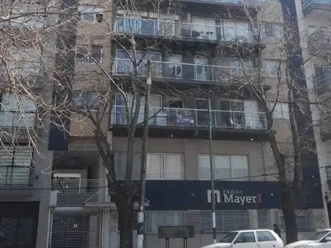 38 entre 11 y 12 . Cochera en venta, La Plata.-