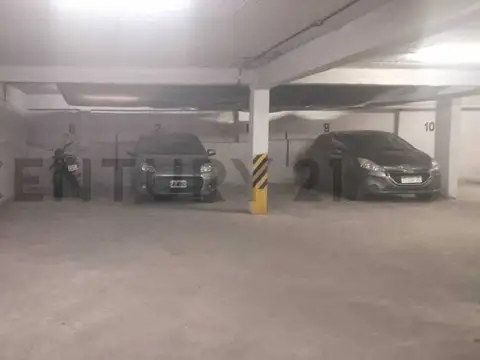 38 entre 11 y 12 . Cochera en venta, La Plata.-