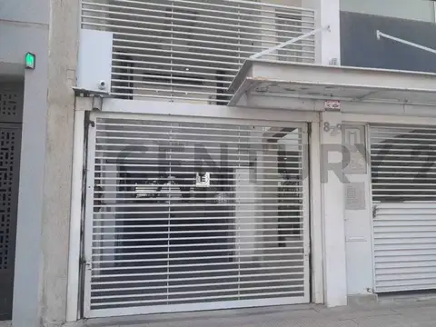 38 entre 11 y 12 . Cochera en venta, La Plata.-