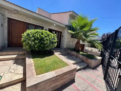 Remax Kaia ofrece venta Casa Dorrego Guaymallen
