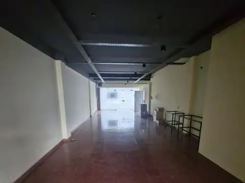 EN ZONA COMERCIAL 190 M2  2 BAÑOS IDEAL MULTIPLES RUBROS