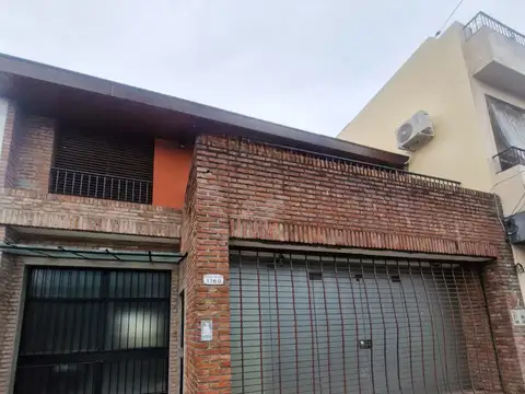 EN ZONA COMERCIAL 190 M2  2 BAÑOS IDEAL MULTIPLES RUBROS