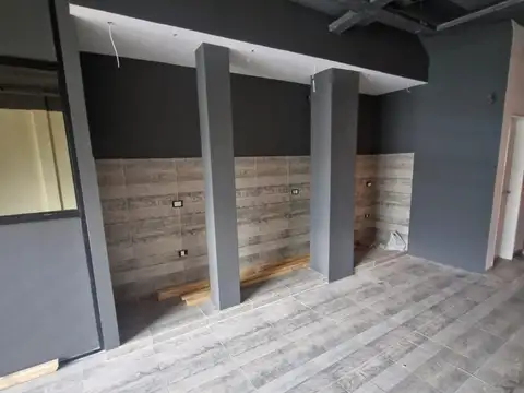 EN ZONA COMERCIAL 190 M2  2 BAÑOS IDEAL MULTIPLES RUBROS