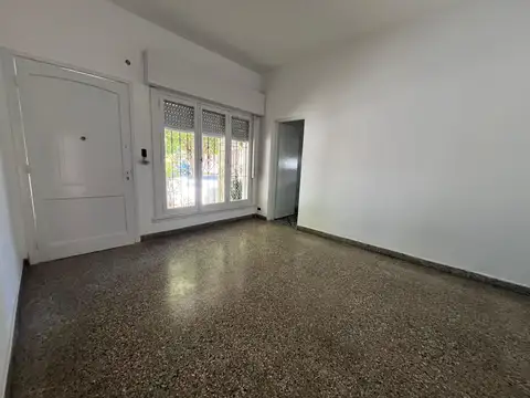 Martínez, Casa en 1 Planta con 4 Ambientes. Patio y Garaje. Excelente Estado. A 4 cuadras de Avenida