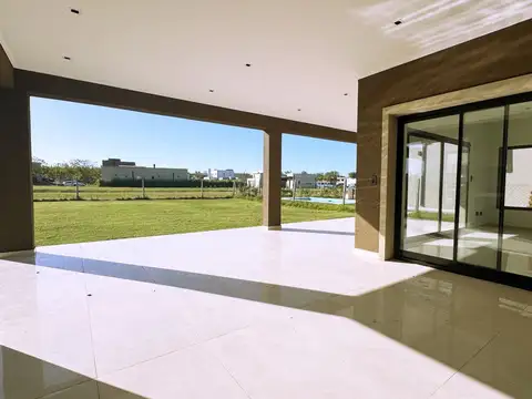 Casa 6 ambientes con 2 baños