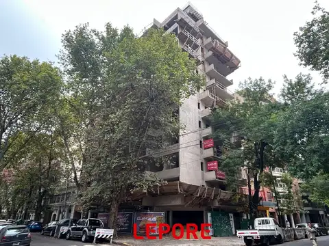 Departamento de 3 ambientes con balcón al frente, muy luminoso y con excelente distribución.