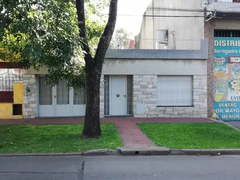Casa en venta de dos dormitorio con cochera y patio en Alberdi