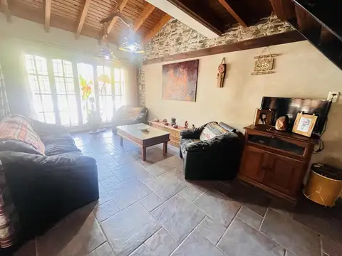 Casa 6 ambientes con 2 baños