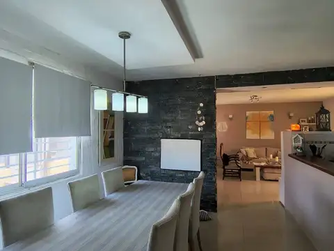 Casa 8 ambientes con 2 baños