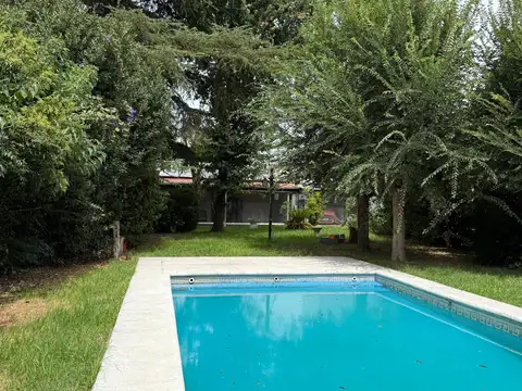 Casa con Pileta y Local