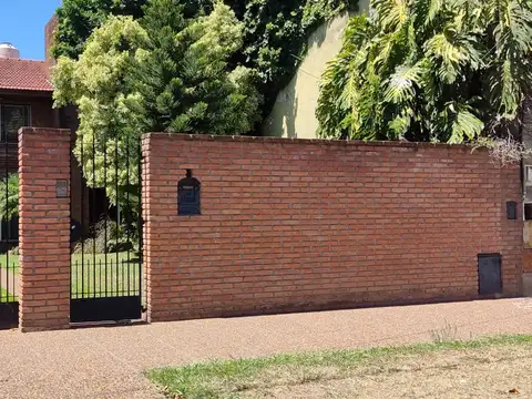 Hermoso Chalet de Estilo Rustico, con quincho y departamento al CtraFte.-