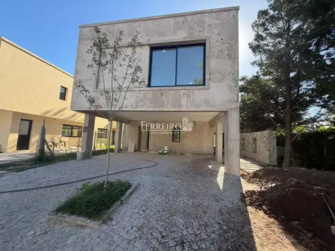 VENTA DE CASA EN BARRIO CERRADO CON PORTÓN, BELLA VISTA
