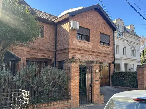 Olivos. Salta 2300. Hermoso chalet zona residencial y tranquila. Lote 515 m2. Lib y Com. 4 dorm  Suite vestidor Dep Gran Jardin con piscina. Quincho c baño y vestidor
