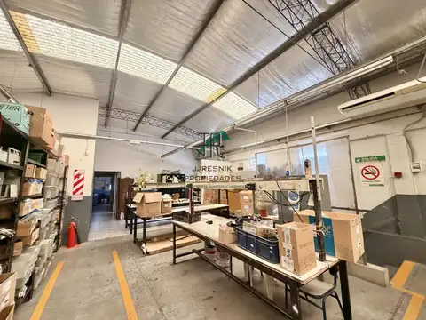 GALPÓN EN EXCELENTE ESTADO - DISTRIBUIDO EN 2 PLANTAS