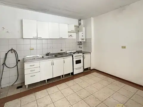 VENTA CASA DE PASILLO 3 DORMITORIOS CON TERRAZA Y COCHERA ZONA CENTRO