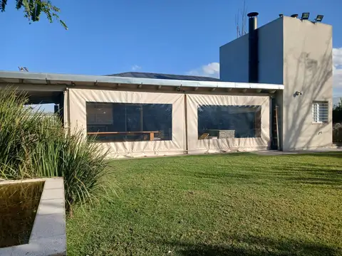 Casa 5 ambientes con 2 baños