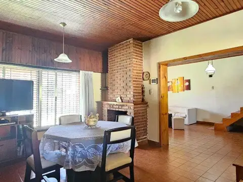 Casa 4 ambientes con 2 baños